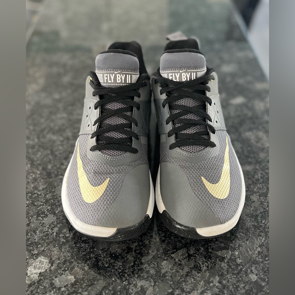 Nike Fly By Low‎ ll Basketball Shoes Mid Gray with Gold Accents Mens Size 7.5